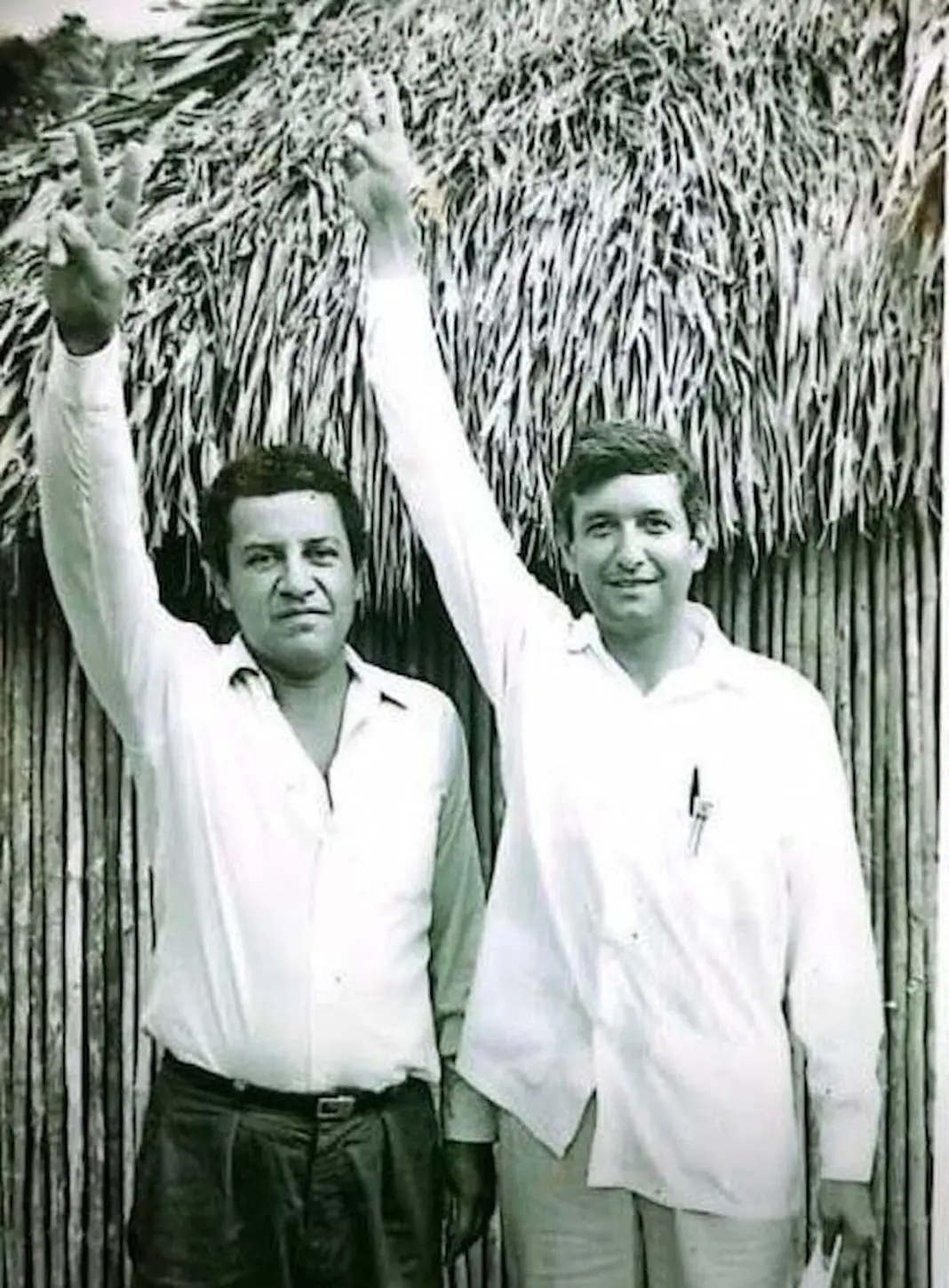 Fotografía de Rafael Marín Mollinedo junto a Andrés Manuel López Obrador, en una etapa temprana de su trayectoria política